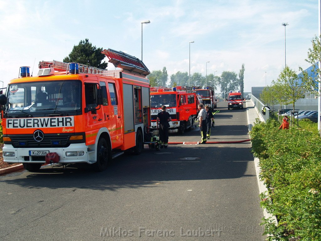 Feuer Koeln Ossendorf Butzweiler Hof neben IKEA P411.JPG